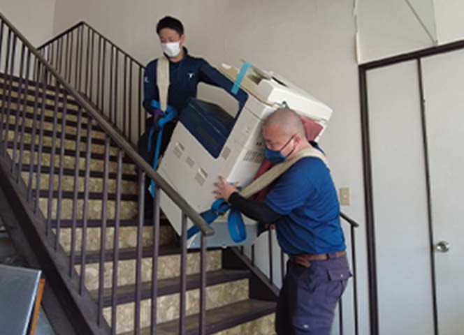 クレーンやユニックを使用した搬入作業を得意としています。また200kg程度の荷物であれば、階段の上り下りなど人手による搬入作業も可能です。
